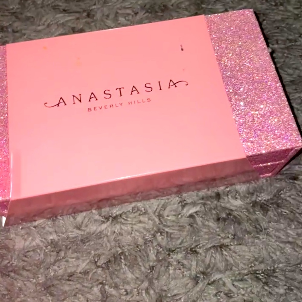 Anastasia makeup set includes storage box with drawers and all items in picture